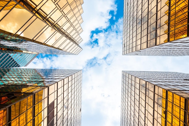 Edifício de arranha-céu dourado com céu azul em Hong Kong Vidro de janelas de design de arquitetura de escritórios modernos Arquitetura exterior para fundo de paisagem urbana