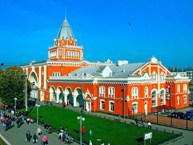 Edifício de bela arquitetura da estação ferroviária em Chernigov