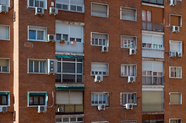 Edifício de bloco de apartamentos com ventilação de ar em Madrid, Espanha.