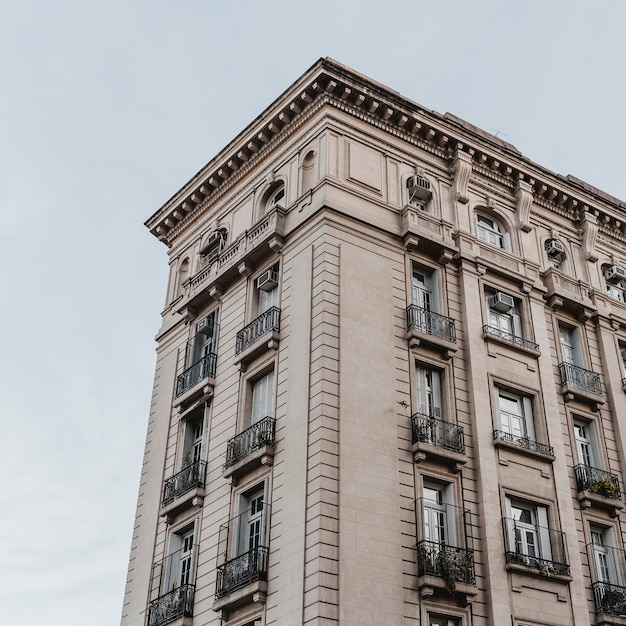 Foto edifício de concreto na cidade