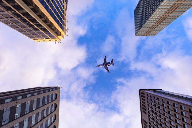 Edifício de escritórios comerciais com céu azul e avião de guerra