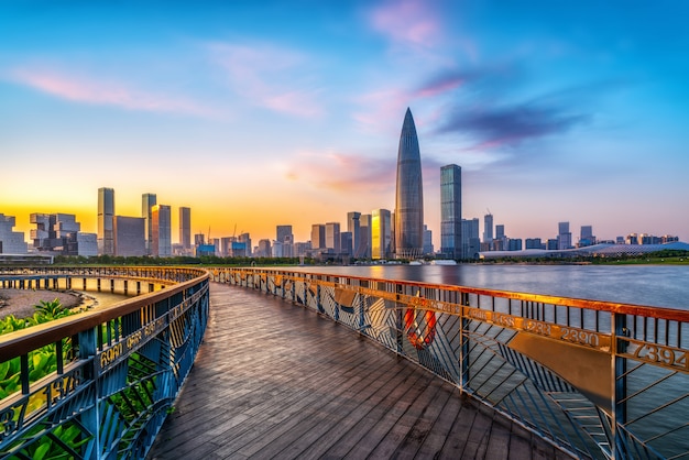 Edifício de escritórios de edifício moderno e horizonte urbano no distrito financeiro de Shenzhen