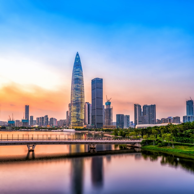 Edifício de escritórios de edifício moderno e horizonte urbano no distrito financeiro de Shenzhen