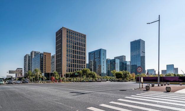 Edifício de escritórios de edifício moderno e rua da cidade na área de negócios de ningbo