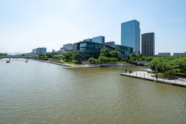 Edifício de escritórios de ponte e centro financeiro em Ningbo East New Town, China