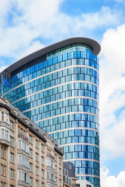 Edifício de escritórios de vidro oval em bruxelas, bélgica