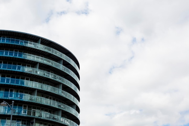 Edifício de escritórios moderno com céu nublado