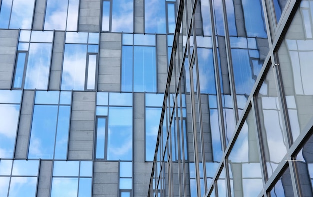 Foto edifício de escritórios moderno com fachada de vidro refletindo o céu azul - imagem em cores