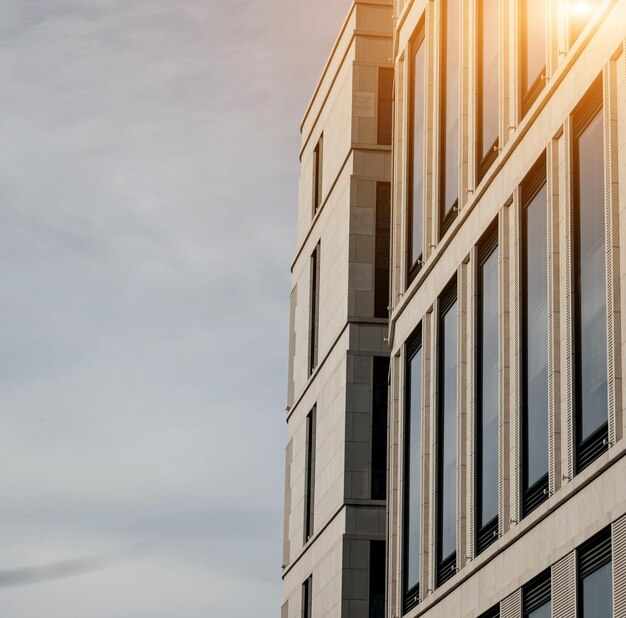 edifício de escritórios moderno sobre o céu fundo arquitetura de negócios na cidade