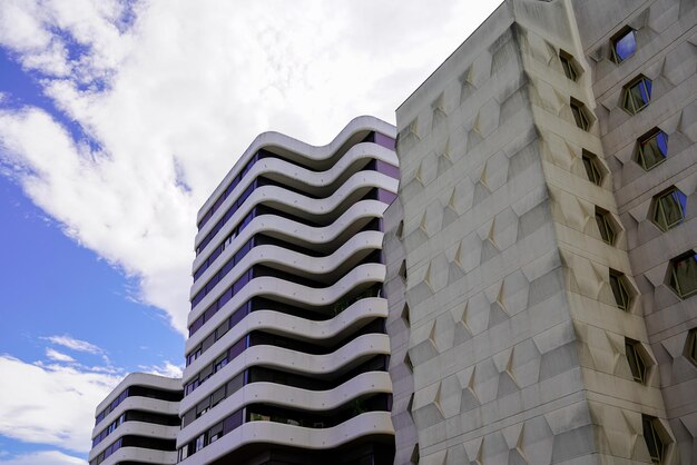 Edifício de escritórios residenciais e corporativos no fundo do céu