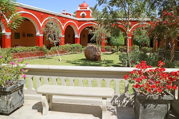 Edifício de estilo peruano com jardim florido na cidade oásis de huacachina peru