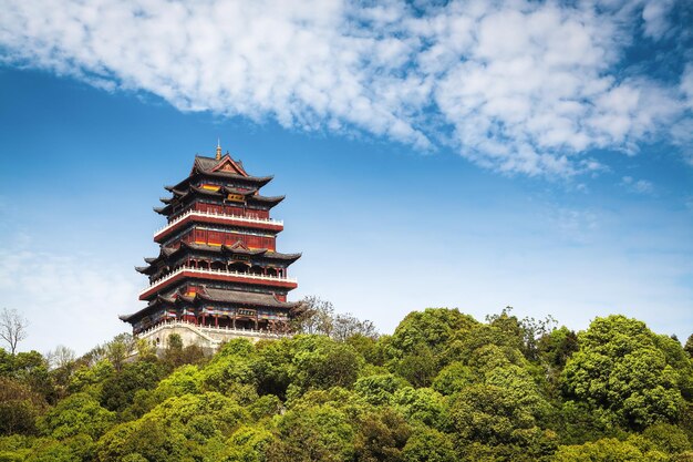 Edifício de estilo tradicional towerchines no topo de uma colina