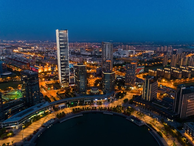 Foto edifício de negócios à noite