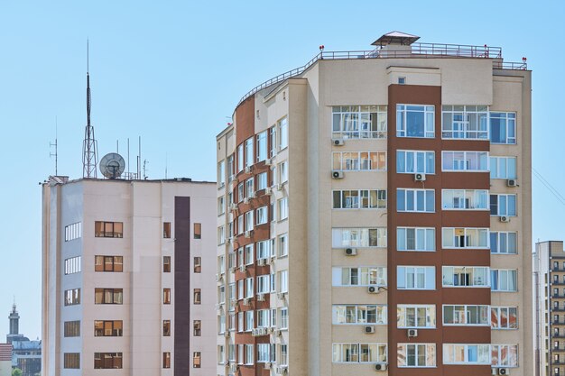 Edifício de vários andares com antenas