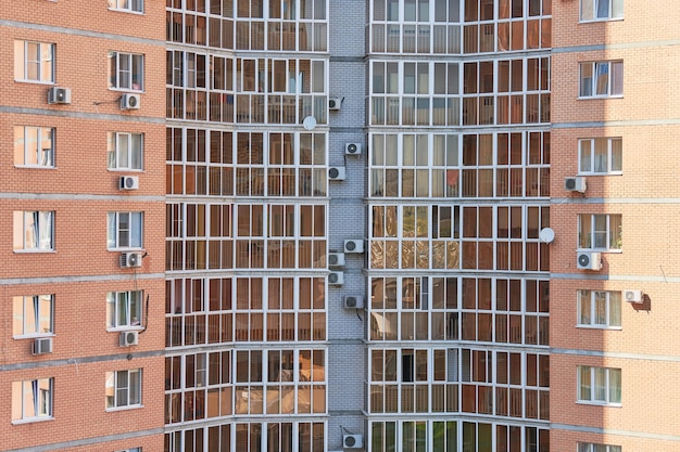 Edifício de vários andares com apartamentos novos e modernos