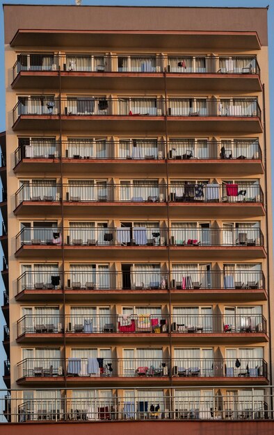 Foto edifício de vários andares com varandas e janelas