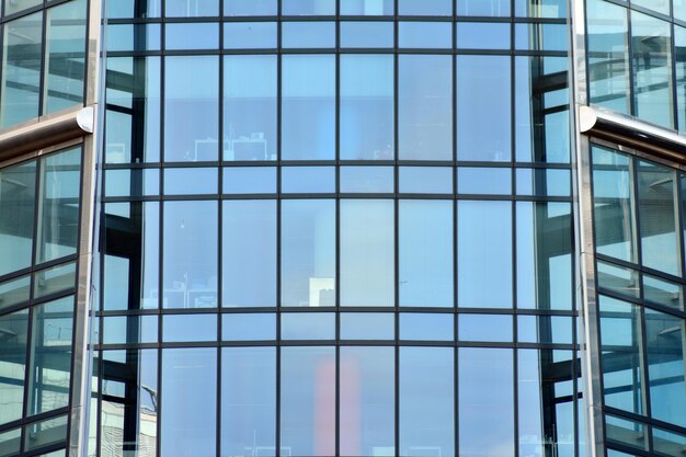 Foto edifício de vidro com fachada transparente do edifício e céu azul parede de vidro estrutural