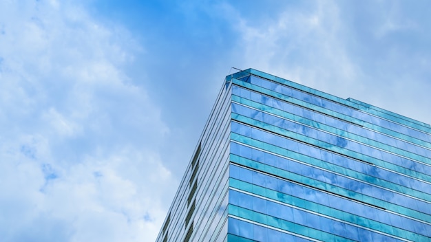 Edifício de vidro e céu azul