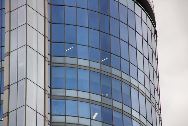 Edifício de vidro moderno contra um céu cinza
