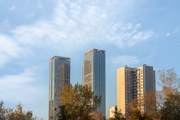 Foto edifício de vidro moderno e antigo em moscou, rússia