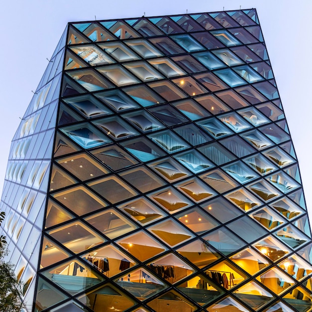 edifício de vidro no centro de Tóquio