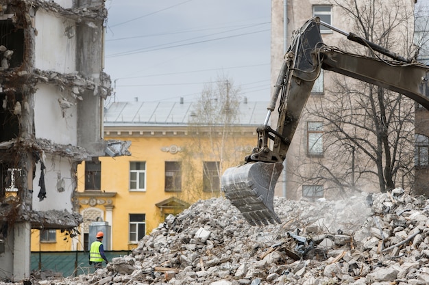 Edificio de la demolición del antiguo hotel para nueva construcción.