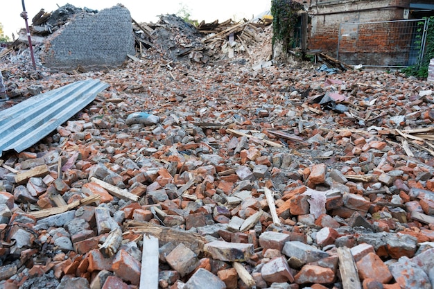 Edificio desmantelado. Una montaña de ladrillos. Destrucción de edificios.