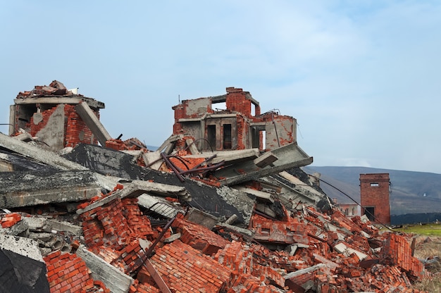 Edificio destruido y abandonado