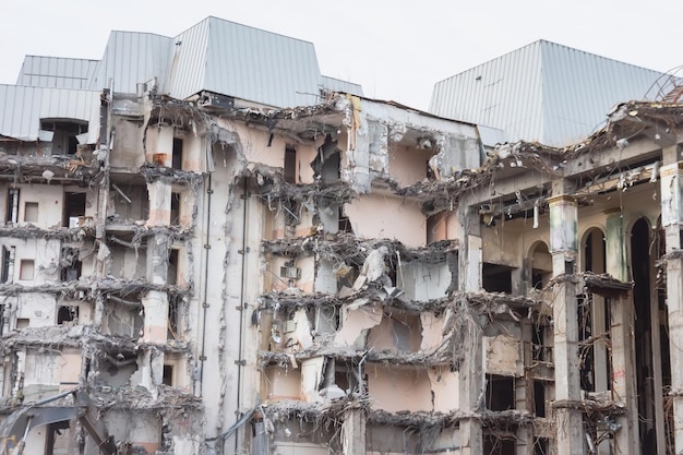 Edificio destruido después de la demolición, accidente provocado por el hombre. Errores de ingeniería y construcción.