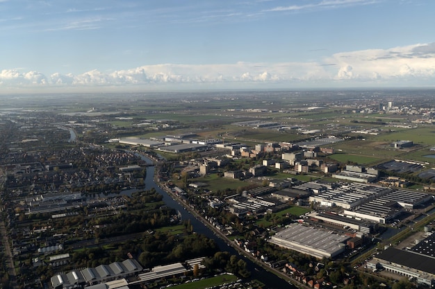 Edifício do aeroporto Schiphol amsterdam e vista aérea da área de operação após a decolagem