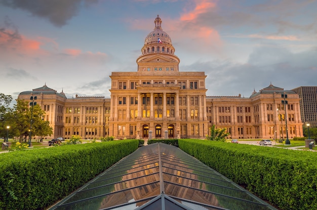 Edifício do Capitólio do Estado do Texas em Austin, TX. no crepúsculo