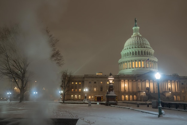 Edifício do Capitólio na neve inverno capitólio colina washington dc capitólio cúpula na noite de inverno neve depois