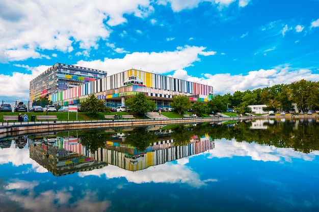 Edifício do estúdio de televisão ostankino e seu reflexo na lagoa