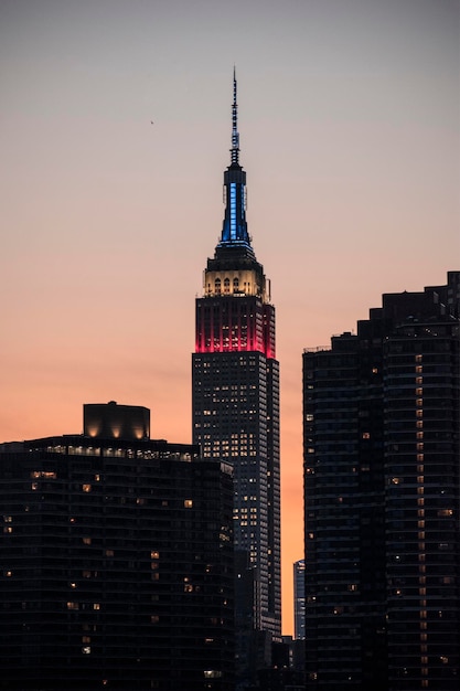 Edifício do Império iluminado contra o céu durante o pôr do sol