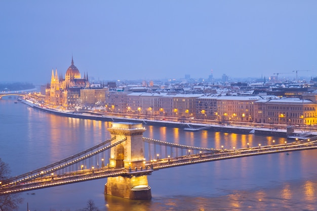 Edifício do parlamento e ponte de corrente à noite, Budapeste, Hungria