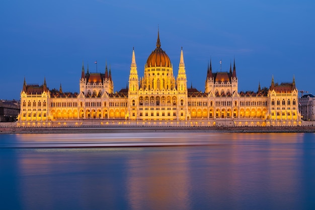 Edifício do Parlamento em Budapeste Hungria Parlamento e reflexões no Rio Danúbio