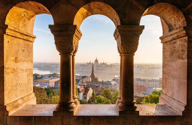 Edifício do parlamento húngaro em budapeste, vista do bastião dos pescadores