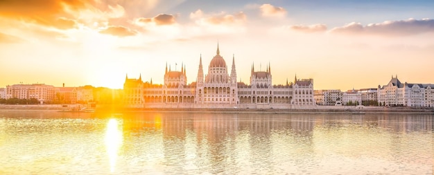 Edifício do Parlamento sobre o delta do rio Danúbio em Budapeste, Hungria, ao pôr-do-sol