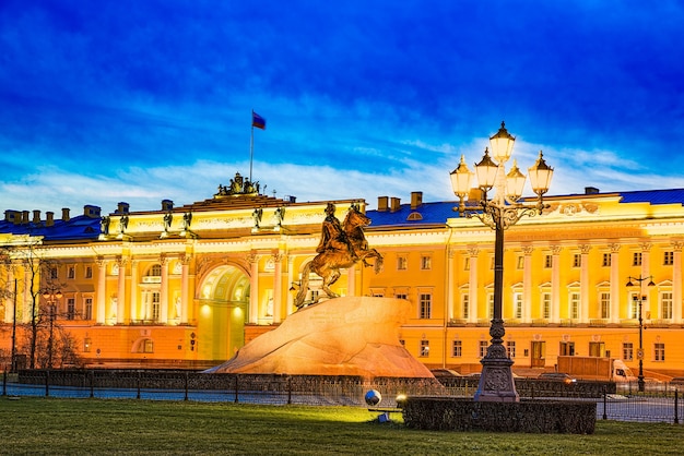 Edifício do Senado e um monumento a Pedro I (o Grande). São Petersburgo. Rússia.