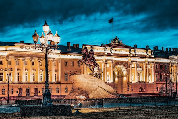 Edifício do senado e um monumento a pedro i (o grande). são petersburgo. rússia.