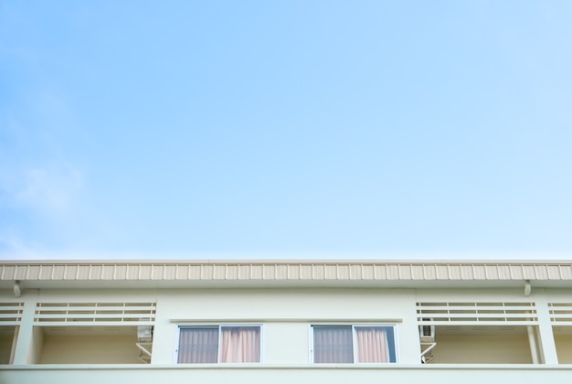 Edifício Dormitório da Universidade com céu azul