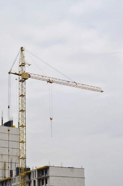 Edifício em construção com guindaste