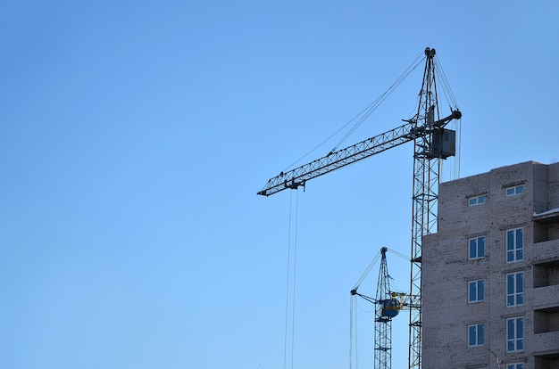 Edifício em construção com guindaste