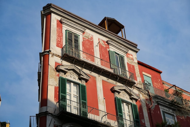 Edifício em nápoles itália