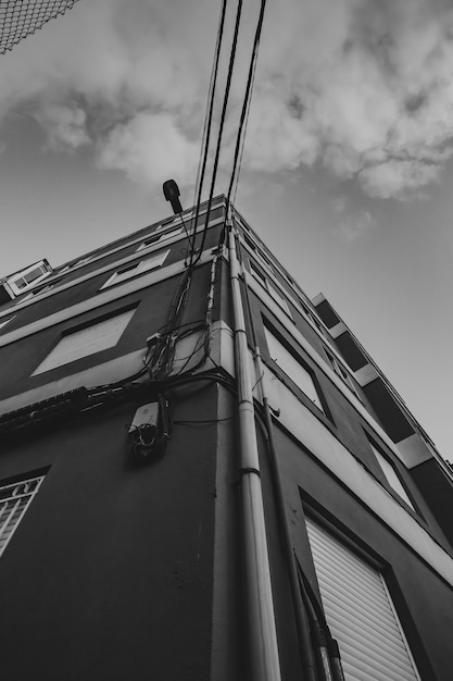 edifício em preto e branco