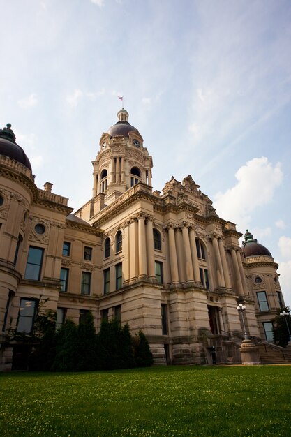 Edifício em tons de creme e tijolo com arquitetura europeia interessante em Evansville, Indiana