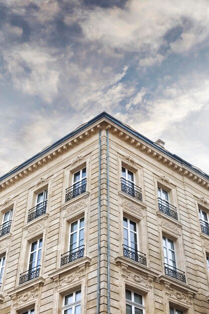 Edificio empedrado y cielo nublado