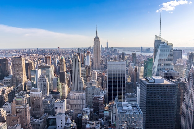 Edificio Empire State en medio del paisaje urbano de Manhattan