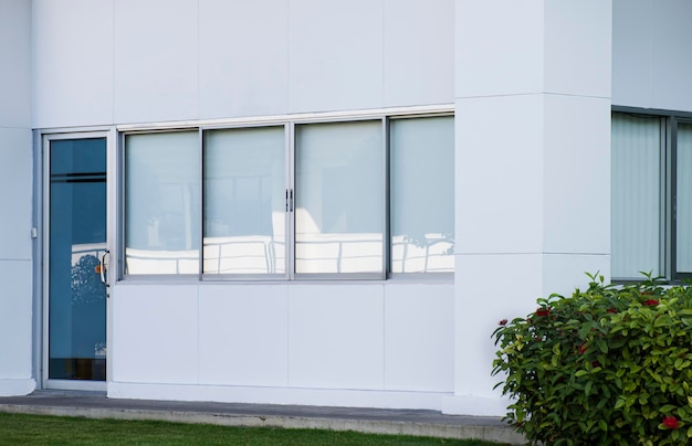 Edificio de la empresa de oficinas moderno blanco