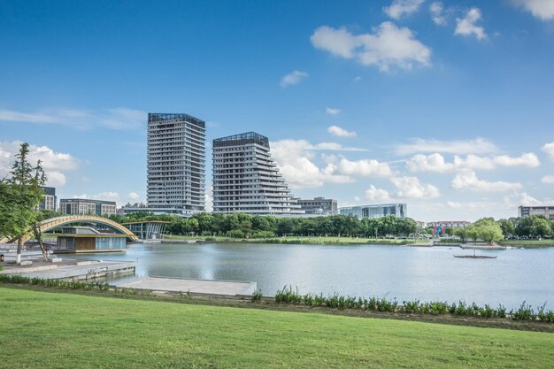 Edifício empresarial moderno à beira do pequeno lago